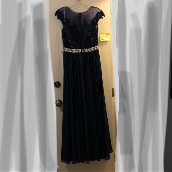 Formal Dress - Picture 2 of 8